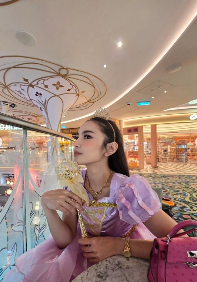 Beberapa foto memperlihatkan Mahalini cosplay menjadi princess kenakan gaun bernuansa pink dan ungu. Penampilannya makin lengkap dengan tongkat peri dan bando mahkota di kepalanya. Foto: Instagram/@mahaliniraharja