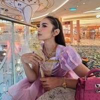 Beberapa foto memperlihatkan Mahalini cosplay menjadi princess kenakan gaun bernuansa pink dan ungu. Penampilannya makin lengkap dengan tongkat peri dan bando mahkota di kepalanya. Foto: Instagram/@mahaliniraharja