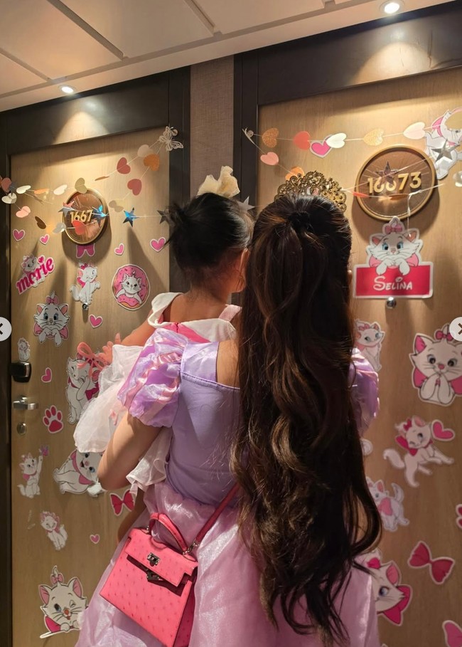 Penampilan Mahalini tampak kompak dengan putrinya, Selina, yang juga tampak mengenakan dress bak princess. Selina tampil dengan dress bernuansa putih dengan rambut yang terikat. Foto: Instagram/@mahaliniraharja