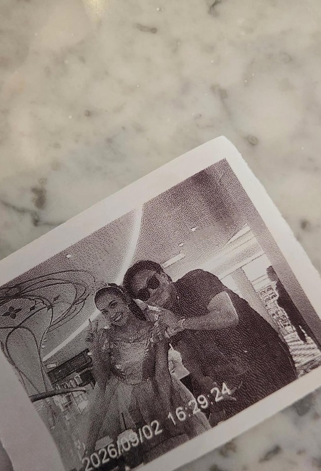 Salah satu foto hitam-putih memperlihatkan Mahalini yang bergaya bak princess berpose bareng Rizky Febian. Foto: Instagram/@mahaliniraharja