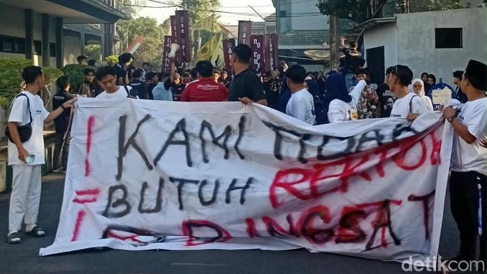 Mahasiswa UIN KHAS Jember melakukan demo