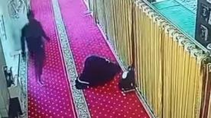 Maling bawa kabur tas mahasiswi yang sedang salat di salah satu masjid di Makassar.