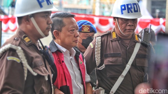 Tersangka kasus dugaan Tindak Pidana Pencucian Uang (TPPU) Febrie Adriansyah (tengah) tiba di Gedung Utama Kejaksaan Agung, Jakarta, Kamis (3/9/2026). Kejaksaan Agung melalui tim 9 memeriksa mantan Jampidsus Febrie Adriansyah.