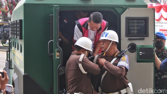 Tersangka kasus dugaan Tindak Pidana Pencucian Uang (TPPU) Febrie Adriansyah (tengah) tiba di Gedung Utama Kejaksaan Agung, Jakarta, Kamis (3/9/2026). Kejaksaan Agung melalui tim 9 melakukan pemeriksaan terhadap mantan Jampidsus Febrie Adriansyah.