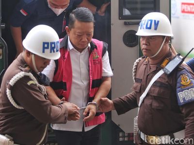 Potret Eks Jampidsus Febrie Tiba di Kejagung, Diperiksa Terkait Dugaan TPPU