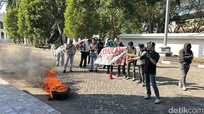 Massa HMI menggelar demo mendesak Badan Kehormatan (BK) memproses pelanggaran etik Ketua DPRD Bone diduga aniaya staf.