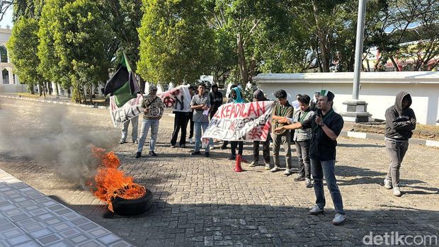 Massa HMI menggelar demo mendesak Badan Kehormatan (BK) memproses pelanggaran etik Ketua DPRD Bone diduga aniaya staf. Massa HMI menggelar demo mendesak Badan Kehormatan (BK) memproses pelanggaran etik Ketua DPRD Bone diduga aniaya staf.