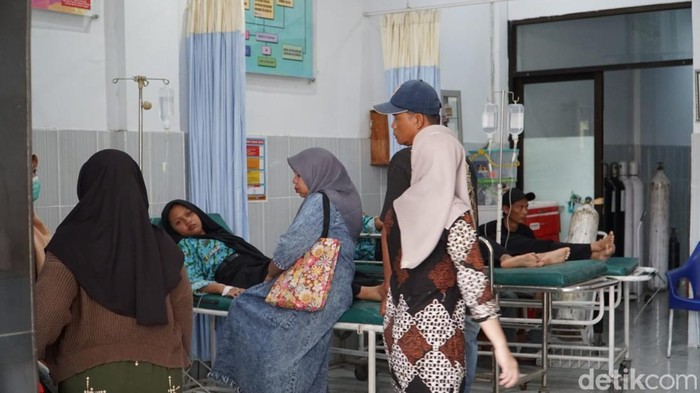 Penanganan medis puluhan siswa dan guru SMPN Kabuh, Jombang setelah mengalami gejala keracunan