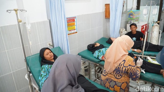 Penanganan medis puluhan siswa dan guru SMPN Kabuh, Jombang setelah mengalami gejala keracunan