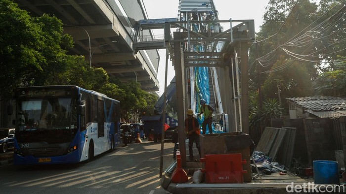 Menanti LRT Jakarta Kelapa Gading-Manggarai Diresmikan Pekerja menyelesaikan pengerjaan proyek LRT Jakarta di Stasiun Manggarai, Jakarta, Kamis (4/9/2026).