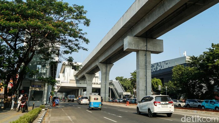 Menanti LRT Jakarta Kelapa Gading-Manggarai Diresmikan Pekerja menyelesaikan pengerjaan proyek LRT Jakarta di Stasiun Manggarai, Jakarta, Kamis (4/9/2026).