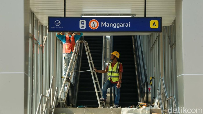 Pekerja menyelesaikan pengerjaan proyek LRT Jakarta di Stasiun Manggarai, Jakarta, Kamis (4/9/2026).