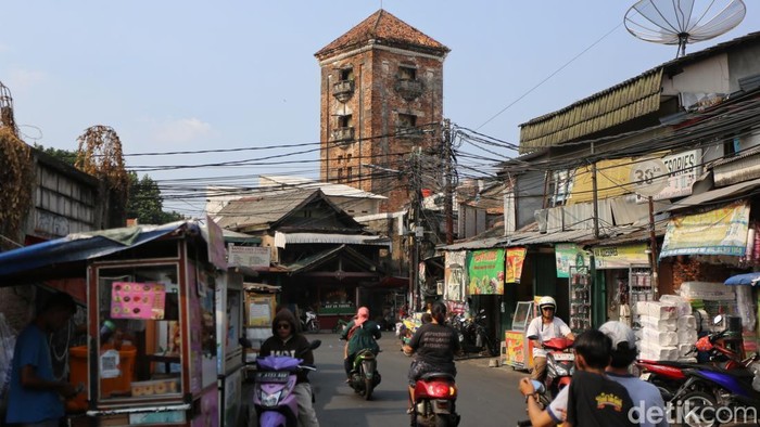 Menara Air Balai Yasa Manggarai di Jalan Menara Air, Jakarta Selatan, menjadi salah satu peninggalan bersejarah yang masih berdiri kokoh hingga kini. Bangunan tersebut dibangun pada 1918 pada masa pemerintahan Hindia Belanda.
