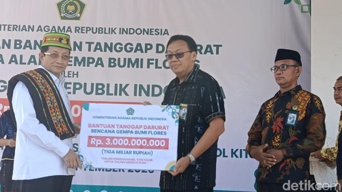 Menteri Agama Nasaruddin Umar menyerahkan secara simbolis bantuan tanggap darurat Rp 3 miliar kepada terdampak bencana gempa bumi di Flores, NTT, Kamis (3/9/2026). (Foto: Ambrosius Ardin/detikBali)