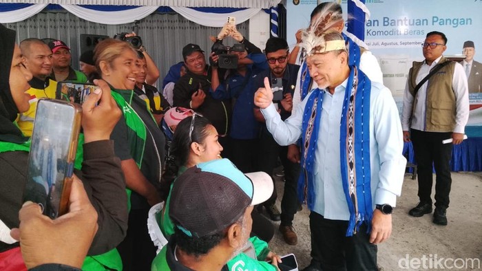 Menteri Koordinator (Menko) Bidang Pangan, Zulkifli Hasan (Zulhas) menyapa drive ojek online saat memantau penyelurasn besar di Ambon.