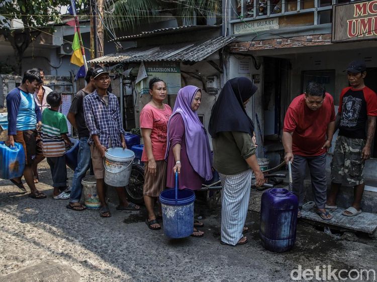 Miris! 25 Tahun Warga Pademangan Timur Menanti Jaringan Air Bersih