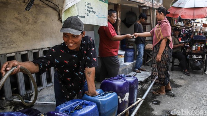 Warga di kawasan RW 12, Pademangan Timur, Jakarta Utara, masih menghadapi kesulitan memperoleh air bersih. Kondisi tersebut disebut telah berlangsung selama sekitar 25 tahun karena jaringan pipa PAM Jaya belum masuk ke wilayah permukiman mereka.