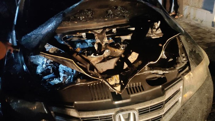 Petugas Damkar Kota Semarang saat memadamkan mobil Honda City di Jalan Singa Tengah II, Kelurahan Kalicari, Kecamatan Pedurungan, Kamis (3/9) malam.