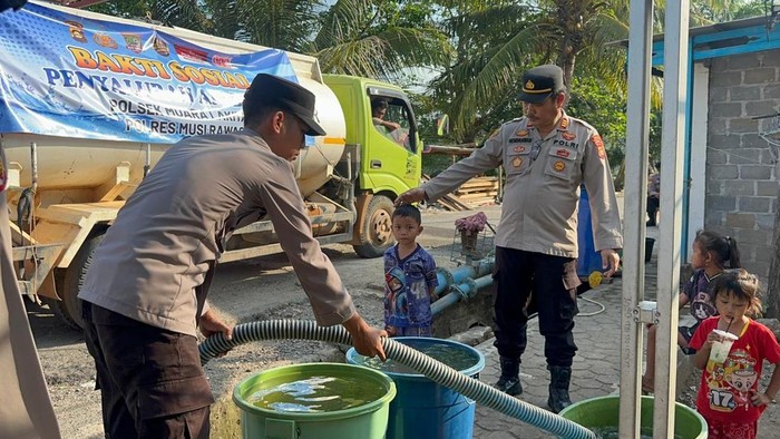 Musim Kemarau, Polda Sumsel Salurkan Ribuan Liter Air Bersih di Musi Rawas