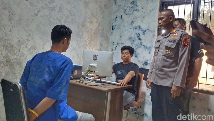 Oknum wartawan inisial GV (27) saat diperiksa Polisi di Mapolsek Baleendah, Kabupaten Bandung
