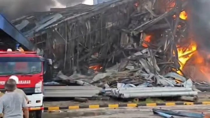Pabrik PT Evyap di Simalungum yang terbakar. (Foto: media sosial)