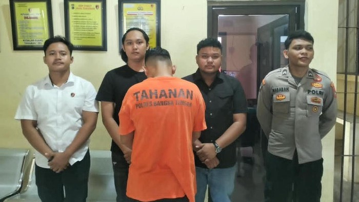 Pelaku yang mengaku polisi saat diamankan petugas