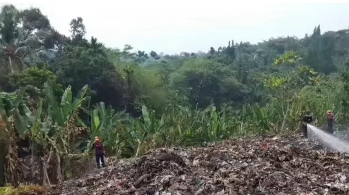 Pemadaman kebakaran TPA Bojong Canar di Pandeglang (dok. Istimewa)