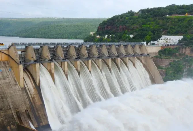 Pemandangan Bendungan Baglihar, yang juga dikenal sebagai Proyek Pembangkit Listrik Tenaga Air Baglihar, di Sungai Chenab yang mengalir dari Kashmir wilayah India menuju Pakistan, di Chanderkote, wilayah Jammu, pada 6 Mei 2025