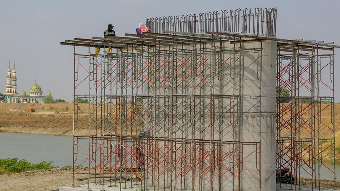Sejumlah pekerja menyelesaikan pembangunan jembatan penghubung Kudus-Demak di Setrokalangan, Kudus, Jawa Tengah, Rabu (2/9/2026). Jembatan penghubung antarkabupaten sepanjang 180 meter tersebut dibangun Kementerian Pekerjaan Umum melalui Balai Besar Wilayah Sungai (BBWS) Pemali Juana sepaket dengan proyek normalisasi Sungai Wulan dengan anggaran sebesar Rp350 miliar dan ditargetkan selesai pada akhir 2026, sementara untuk normalisasi ditargetkan selesai pada akhir 2027. ANTARA FOTO/Nirza/app/nz