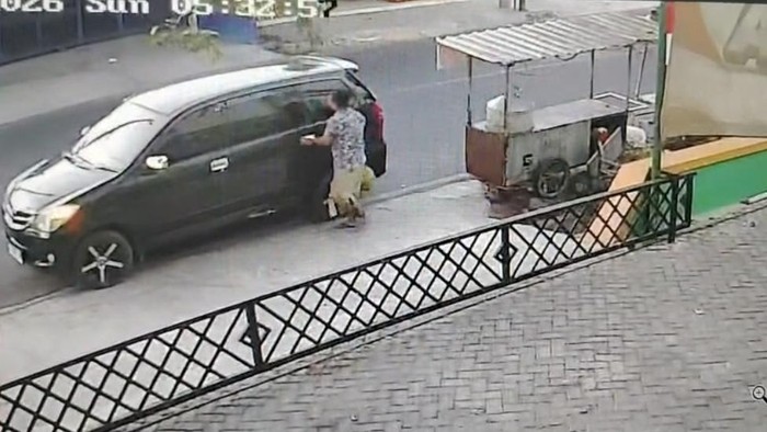 CCTV Rekam Aksi Pria Bersarung Curi Tabung Gas UMKM Sumenep