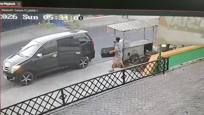 CCTV Rekam Aksi Pria Bersarung Curi Tabung Gas UMKM Sumenep