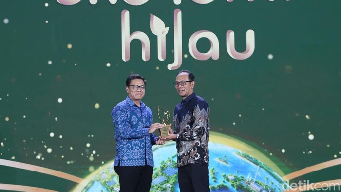 Inilah para penerima Anugerah Ekonomi Hijau Kontribusi Ekonomi Kemasyarakatan, di Menara Bank Mega, Jakarta, Kamis (3/9/2029) malam.