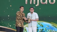 Indomobil E-Motor menerima Anugerah Ekonomi Hijau rumpun apresiasi Program Ramah Lingkungan di Menara Bank Mega, Jakarta, Kamis (3/9/2029) malam.