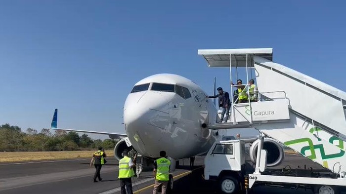 Pesawat Garuda yang mendarat di Bandara Sultan Hasanuddin Makassar mengalami pecah ban.