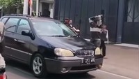 Respons Cepat Polres Jaksel Amankan Pria Viral Ngamuk Pecahkan Kaca Mobil