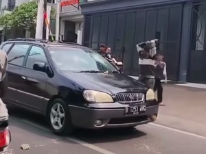 Respons Cepat Polres Jaksel Amankan Pria Viral Ngamuk Pecahkan Kaca Mobil