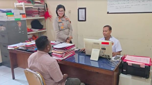 Polisi mengamankan laki-laki nan viral di medsos lantaran mengamuk hingga melempar batu ke kaca mobil di Jagakarsa (dok Istimewa)