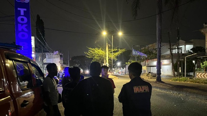 Polisi saat melakukan olah TKP di lokasi kejadian bentrok geng motor di Jalan E.Z. Muttaqin, Kelurahan Linggajaya, Kecamatan Mangkubumi, Kota Tasikmalaya