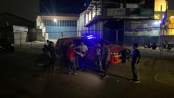 Polisi saat melakukan olah TKP remaja tewas akibat bentrok geng motor.