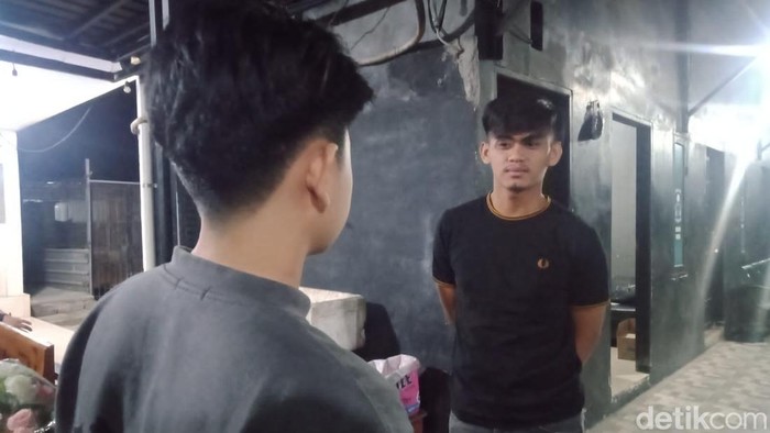 Polisi tangkap remaja 16 tahun di Makassar yang menganiaya bocah 12 tahun dengan cutter. Pelaku tersinggung setelah diteriaki kata kasar.