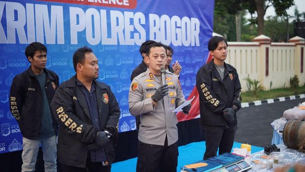 Polres Bogor membongkar peredaran merkuri ilegal. Kapolres Bogor AKBP Wikha Ardilestanto memberikan keterangan pers.