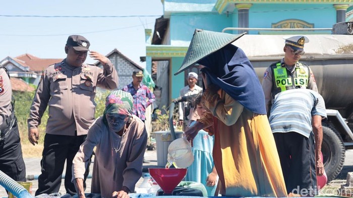 Polres Gresik distribusikan air bersih