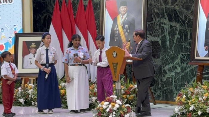 Pramono Anung bersama para juara lomba literasi anak. (Adhfar/detikcom)