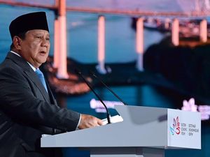 Prabowo Siapkan Kapal Induk Pertama RI Bantu Tangani Bencana