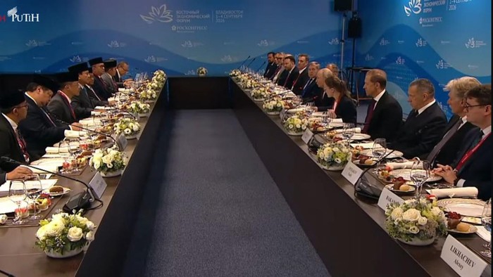 Presiden Prabowo Subianto menghadiri jamuan makan siang bersama Presiden Rusia Vladimir Putin di Vladivostok, Rusia.