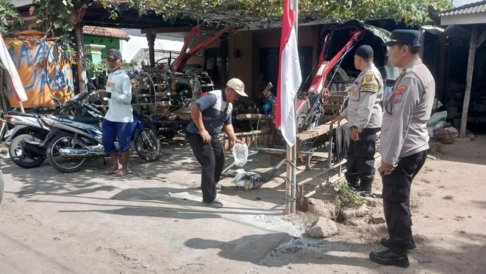 Polisi olah TKP pembakaran Al-Quran yang dilakukan warga di Desa Sumbersewu, Kecamatan Muncar, Banyuwangi