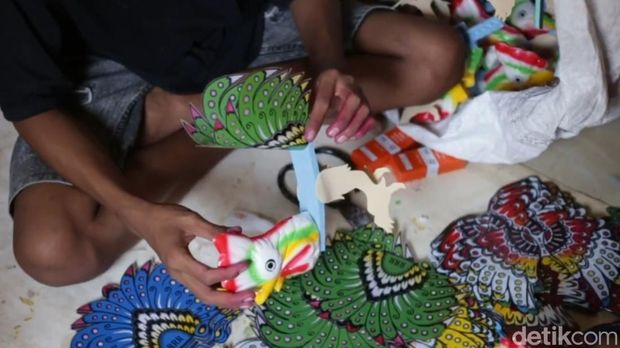 Proses pembuatan mainan tradisional di Blok Tegalan Cirebon Proses pembuatan mainan tradisional di Blok Tegalan Cirebon