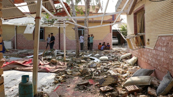 Puing berserakan di sekitar rumah yang rusak akibat serangan AS yang menghantam acara pernikahan di Sirik, Iran, pada Rabu (2/9) waktu setempat (via REUTERS/Razieh Poudat/ISNA/via WANA)