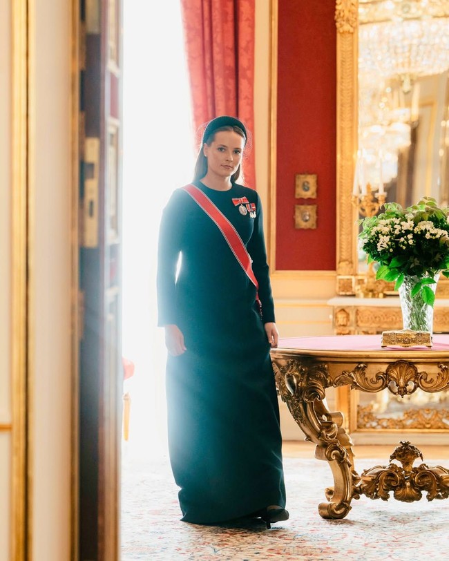 Putri Mahkota Ingrid Alexandra resmi menjadi pewaris takhta menyusul sumpah lisan ayahnya. Di masa depan, wanita 22 tahun itu akan menjadi ratu pertama dalam 600 tahun. Ratu terakhir Norwegia adalah Ratu Margaret, yang memerintah pada 1388-1412. Foto: Instagram @detnorskekongehus