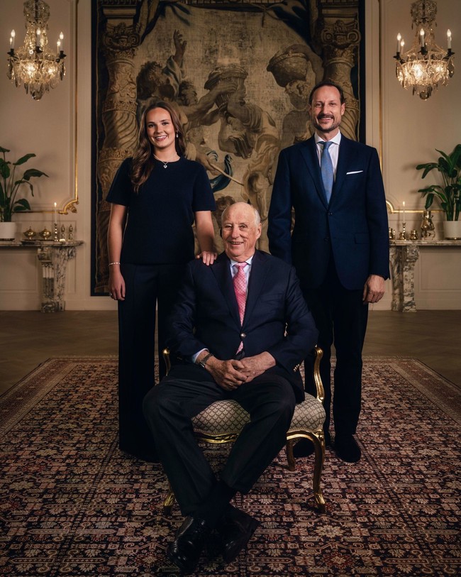 Raja Haakon naik tahta setelah kematian ayahnya, Raja Harald V. Begitu juga Ingrid Alexandra yang kini jadi Putri Mahkota dan calon ratu Norwegia. Foto: Instagram @detnorskekongehus